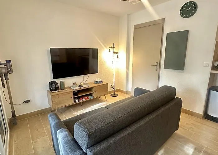 Appartement En Rez De Jardin-proche Du Centre LʼÎle-Rousse